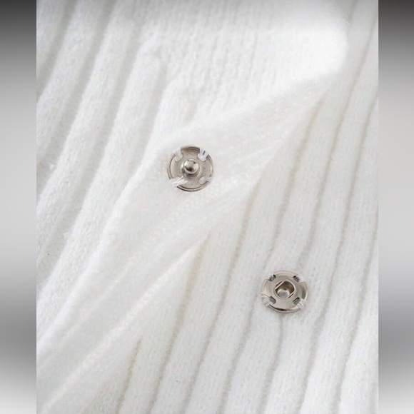 Elegant White V-Neck Sweater - Picture 5 of 7